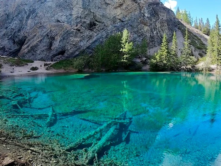 Clear turquoise water and rocky cliffs at Grassi Lakes