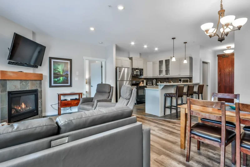 Open living room and fully equipped kitchen at Magpie’s Nest